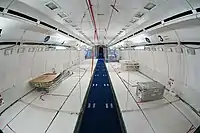キャビンの実験スペースの様子。座席はなく中央の通路を挟んで左右には等間隔でネットが張られている。