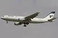 A300B2-203を左やや下から見た写真。翼胴フェアリングがほとんど無い。