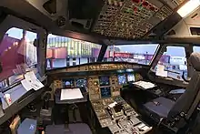 エアバスA320。サイドスティックを採用し正面は書類などが置けるテーブルを装備。