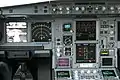 A340-642のECAM(中央にある縦に並んだ2画面。下の画面は機体のドアの状態を表示している)