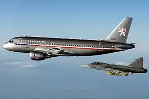 サーブ 39 グリペンに随伴されるチェコ政府専用機のACJ319