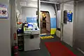 操作用コンソール（左）と搭乗口（新千歳空港）