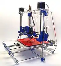 メイカームーブメントでは、様々なものを自作する。（写真は、金型無しで樹脂製のものを作れる3Dプリンター。）