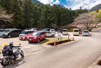 駐車場シーズンは混雑する