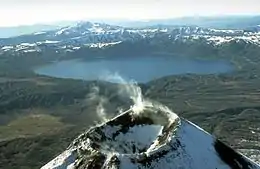 アカデミアナウク山とカリムスキー湖(奥)