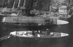 上空より撮影した三段甲板時代の空母「赤城」下方は戦艦「長門」1930年(昭和5年)の撮影