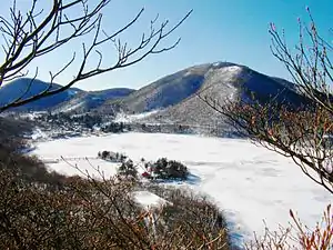 黒檜山中腹から見た大沼と地蔵山