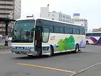 元の所有者(関東自動車)のカラーリングをそのまま使用している例 釧羅線用車両