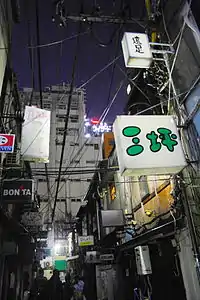 夜のあかるい花園一番街(私道で撮影したもの)