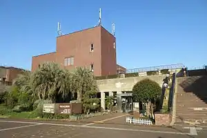 あかしふるさと図書館が入っていた旧本館棟。玄関（西側）に向かって左手に兵庫県立図書館が連なる。
