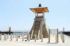 明石港旧灯台と現灯台