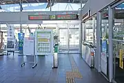 東口改札（2022年8月）