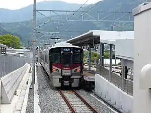あき亀山駅に停車中の227系電車