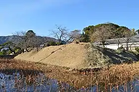 土塁・外堀(手前に安芸土居、右奥に安芸城)