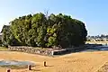 講堂跡左奥に金堂跡（現国分寺本堂）。