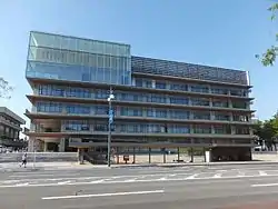 ほぼ同一地点より撮影した秋田市庁舎
