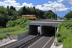 内陸線の下を通る秋田自動車道