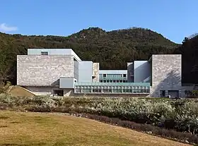 秋吉台国際芸術村本部棟（2009年4月）