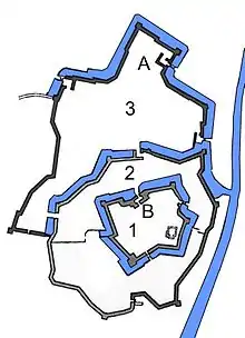 南から本丸(1)と本丸門(B)、それを囲む二之丸(2)、大手門(A)を抜けると三之丸(3)