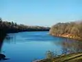ラウンズ郡ベントンのベントン公園を流れるアラバマ川
