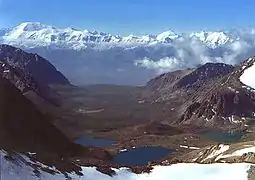 アライ渓谷にある湖と外アライ山脈