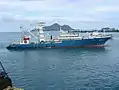 巾着網(purse-seine nets)漁法でマグロ漁を行う漁船。冷凍施設も備える。(インド洋のセイシェル諸島にて)