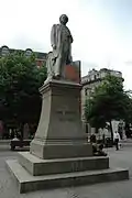 マンチェスター・アルバート広場(英語版)にあるブライト像(アルバート・ブルース=ジョイ(英語版)作製)。