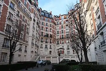 ラ・ミュエット地区マロニエ通りから引っ込んだ場所にある2つのレジデンスの一方 (Une des deux résidences en alcôve de la rue des Marronniers, Paris, 16e.)