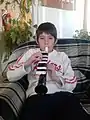 レバー式。玩具楽器の鍵盤ハーモニカを吹く少年（アルゼンチン）。半音は鳴らせない。日本でも、ディスカウントショップで売っていることがある。