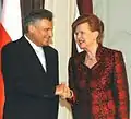 2005年にラトビアを公式訪問した際のポーランド大統領アレクサンデルクワニエフスキとラトビアヴァイラヴィーチェフライベルガ大統領