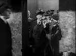 『白い恐怖』（1945年）ホテルのエレベーターから出てくる。