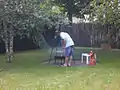庭でバーベキューをする人