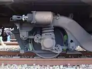 電動台車と付随台車の軸箱周りの比較。電動台車のFS375形（左）は車輪径910mm、付随台車のFS075形（右）は車輪径762mmで、台車枠・ブレーキ梃子・軸箱上のばねなどが大きく異なる