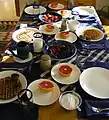 この写真はアメリカの田舎で見られる朝食の一例である。現代風のワッフル + グレープフルーツ。