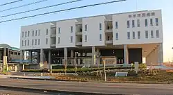 愛知県道126号給父西枇杷島線の南側に立地するあま市民病院（2015年11月6日）