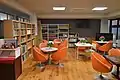 図書館入口前のロビー