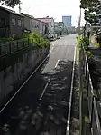 尼ヶ坂。濃尾平野（手前）と熱田面（背後）との段差を示す。（名古屋市東区、2014年（平成26年）9月）