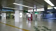 改札階。左が改札口で右手の通路が競艇場に直結している。