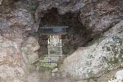 雨乞山の山頂部の岩屋に設置されている雨乞神社の祠