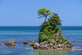 女岩