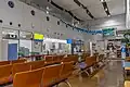ターミナルビル内の受付カウンターと待合所（2023年）