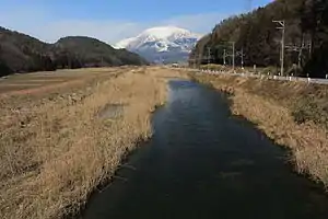 天野川と伊吹山、右側に滋賀県道248号天満一色線と東海道本線、滋賀県米原市長岡（2015年2月）