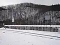 駅ではないため、冬季は除雪されず雪に埋もれていた（2009年2月）