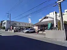 本社(左)と工場直売店