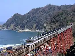 コンクリート橋への架け替え前の余部橋梁を行く特急「はまかぜ」