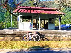 サイクリングロードに転用された廃線と、休憩所になった駅舎（天瀬駅）
