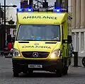 イギリスの救急車(青色。前照灯と後退灯にも点滅回路が入っている)