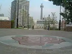 アメリカ山公園を外人墓地側入口から撮影、通路にバラの模様が描かれ、遠くにはマリンタワーが見える（2009年8月）
