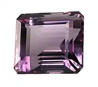 ステップカットされた紫水晶（アメシスト）