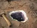 埋まった状態で開けたジオード